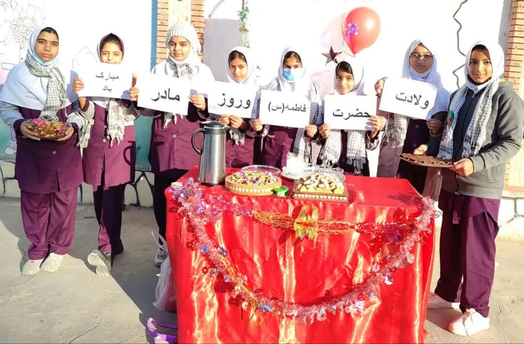 عکسهای جشن ولادت حضرت فاطمه (س)  و دست بوسی مادران بزرگوار توسط دانش آموزان