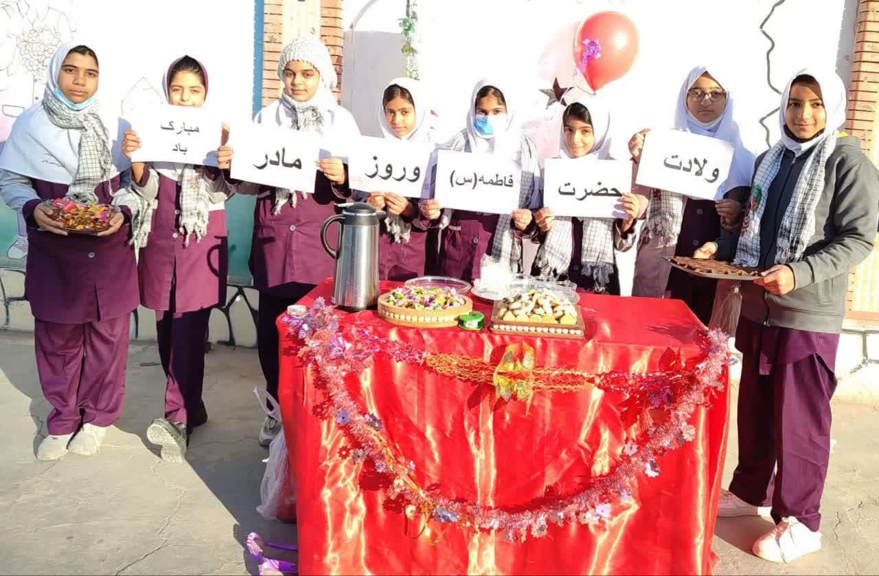 عکسهای جشن ولادت حضرت فاطمه (س) و دست بوسی مادران بزرگوار توسط دانش آموزان